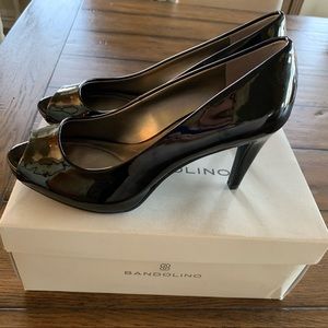 New in the Box Bandolino Rainaa Black Patent Leather Peep Toe Pumps